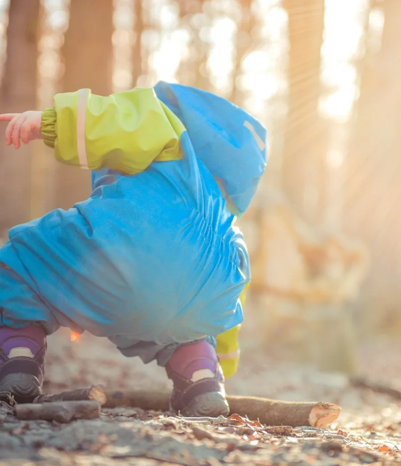 enfant dans la foret