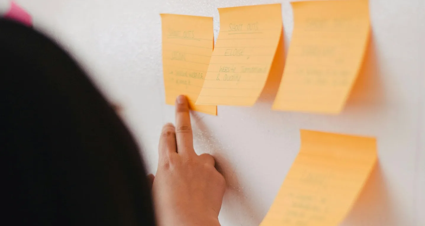 post-it sur un mur